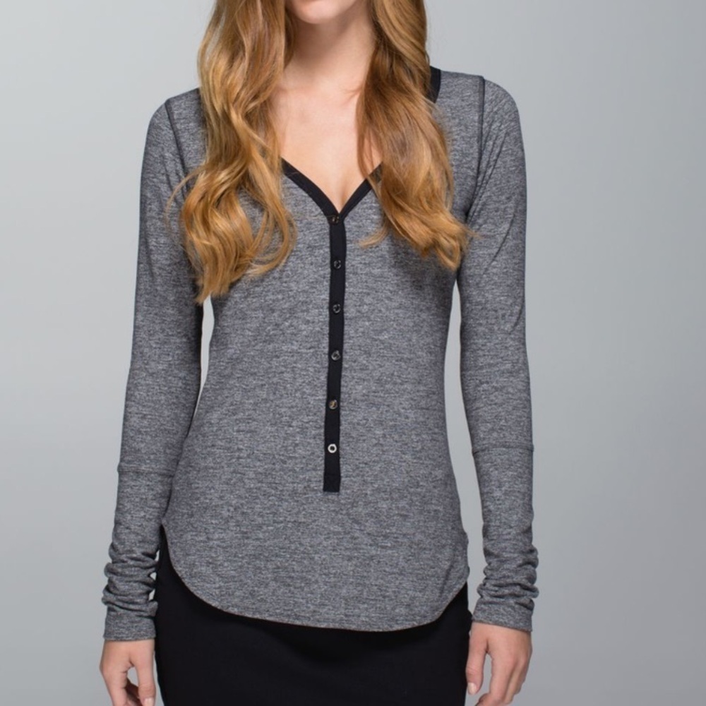 Lululemon Awesoma Henley Black Gray Striped Long Sleeve with Thumb Holes Size 8